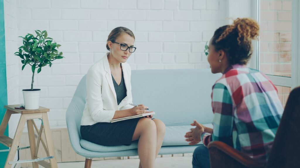 Diferencia entre psicólogo y psiquiatra: sesión de consulta profesional